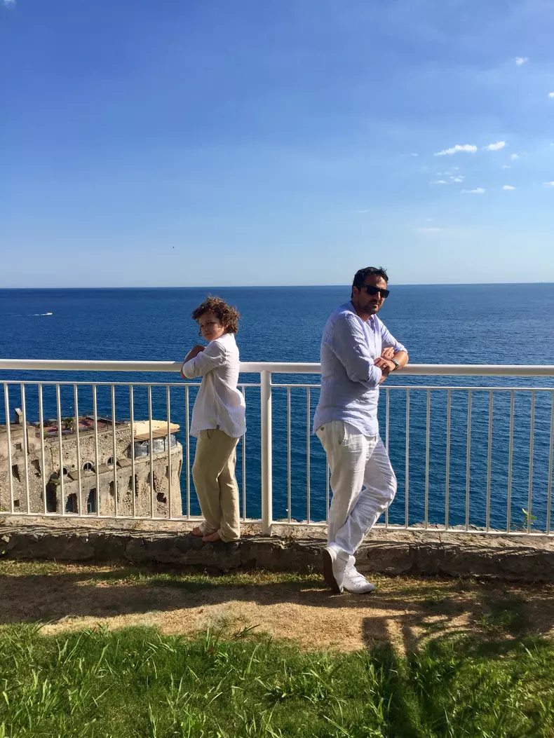 Andrei Aradits cu fiul pe Coasta Amalfi