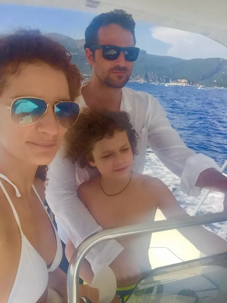 Andrei Araditscu sotia si fiul in Grecia