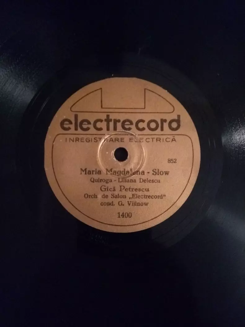 16. Un disc din ebonită cu melodii ale Gică Petrescu, din anul 1943