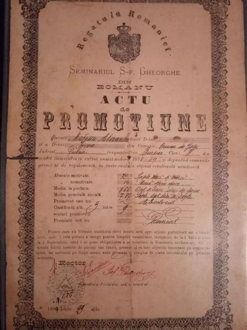 3 Document de admitere la liceu din vremea în care România de la scrierea chirilică la cea latină