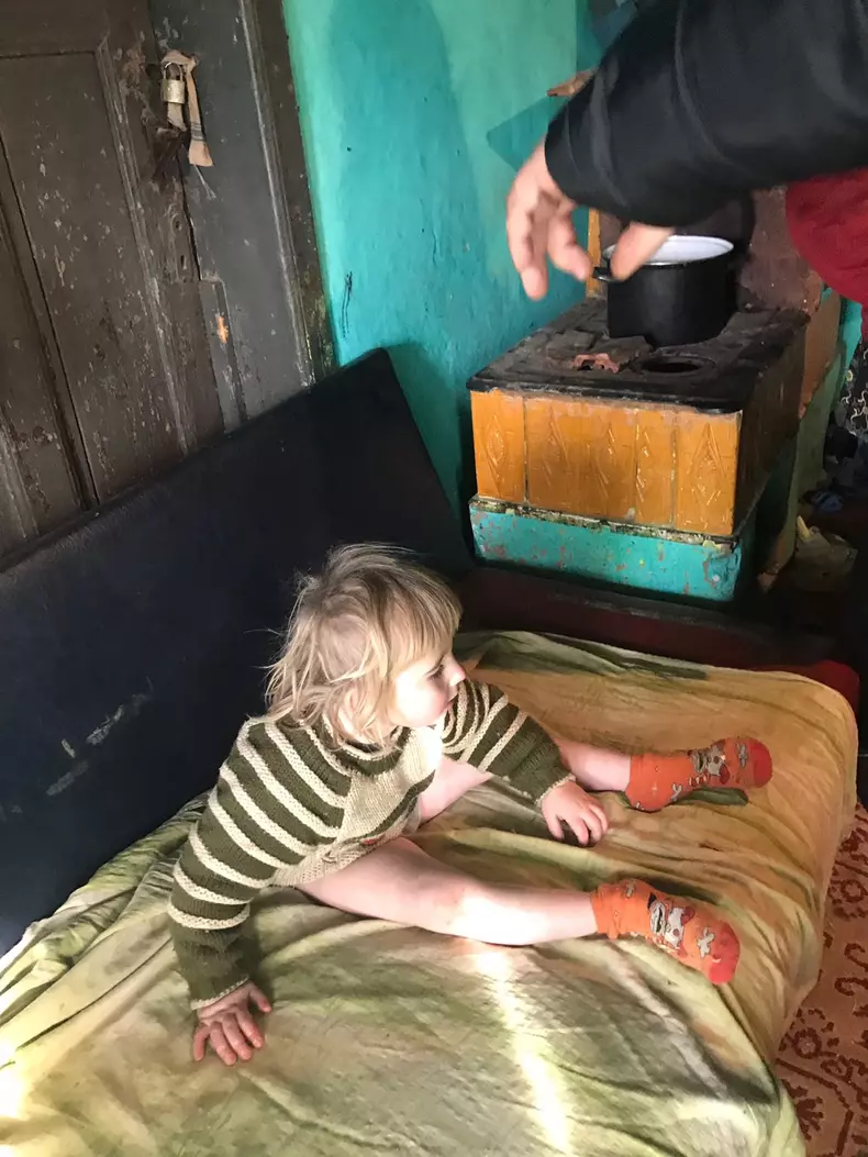 fetita paralizata picioare (1)