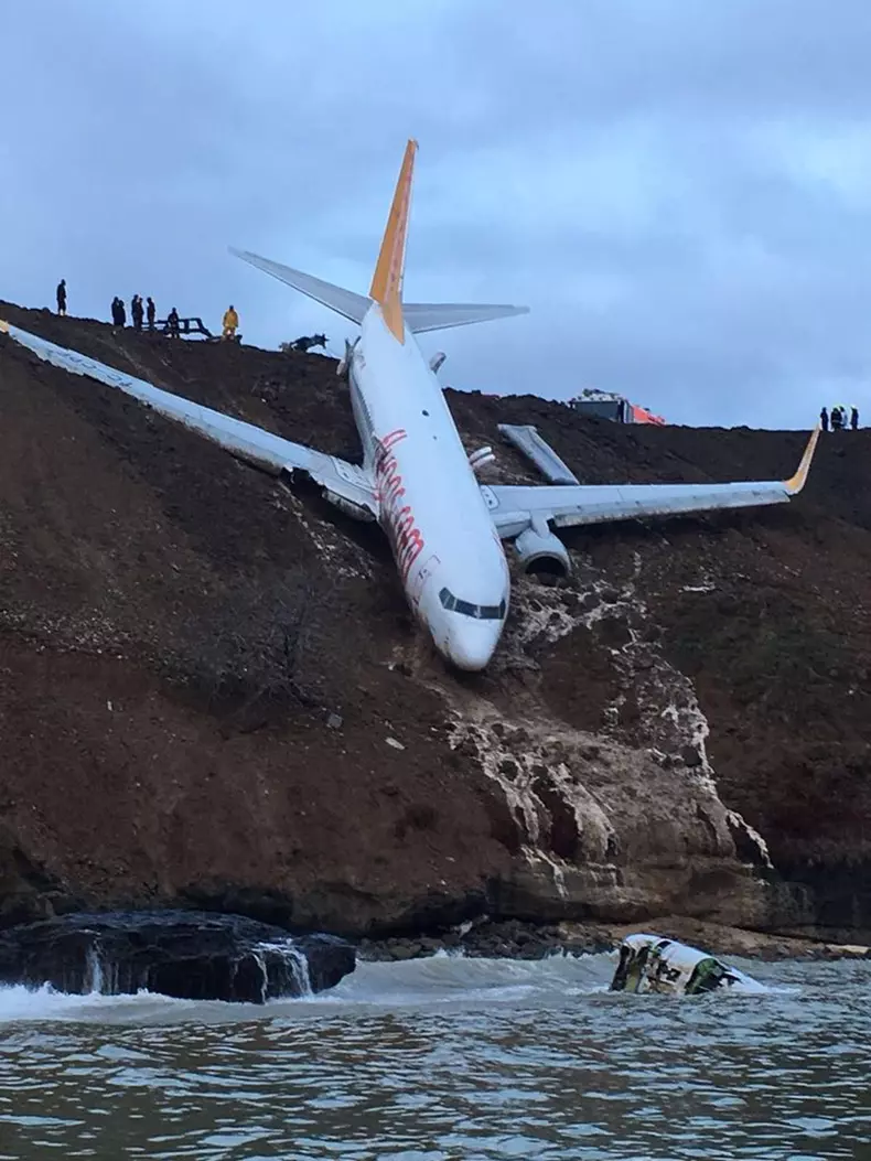 Un avion a ieșit de pe pistă și a rămas blocat în noroi