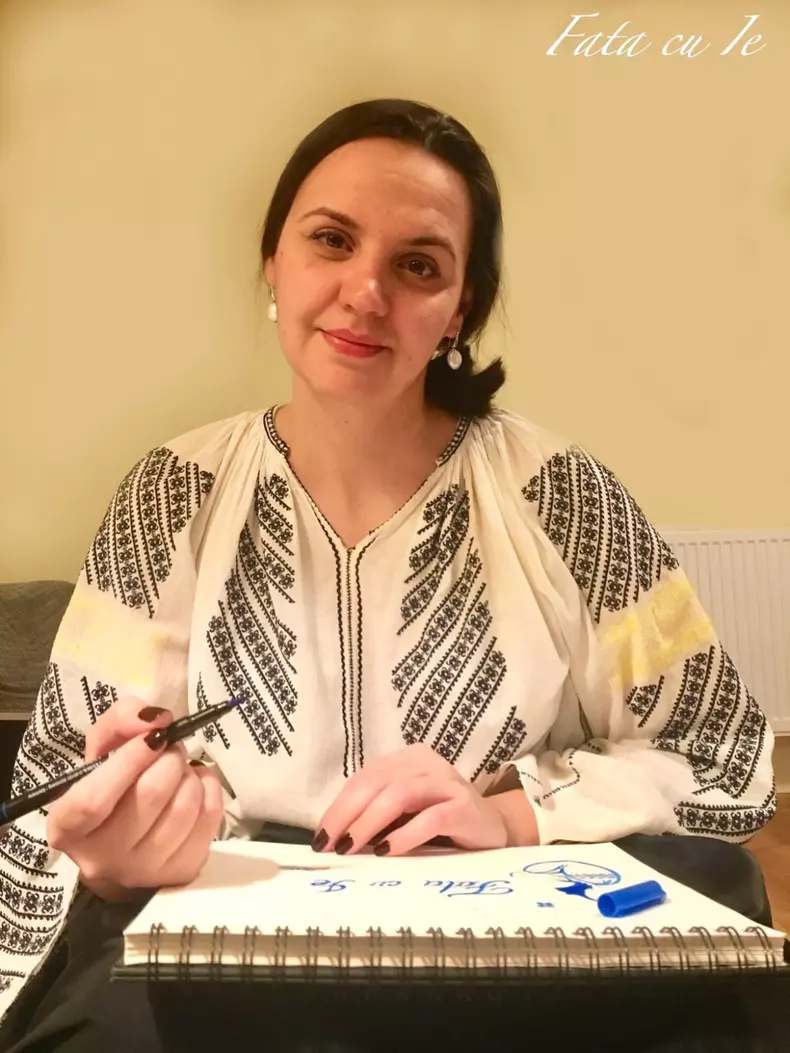 Fata care poartă ie în fiecare zi