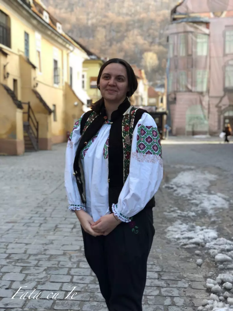 Fata care poartă ie în fiecare zi