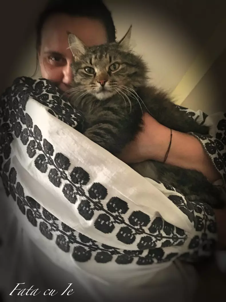 Fata care poartă ie în fiecare zi