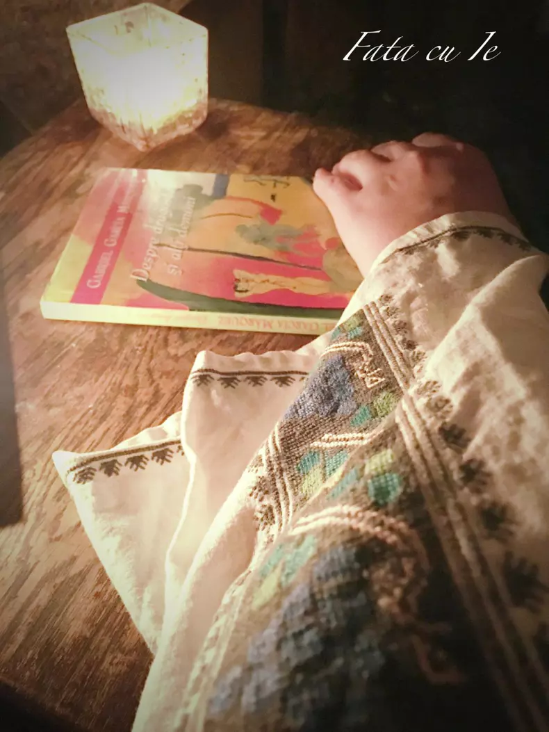 Fata care poartă ie în fiecare zi