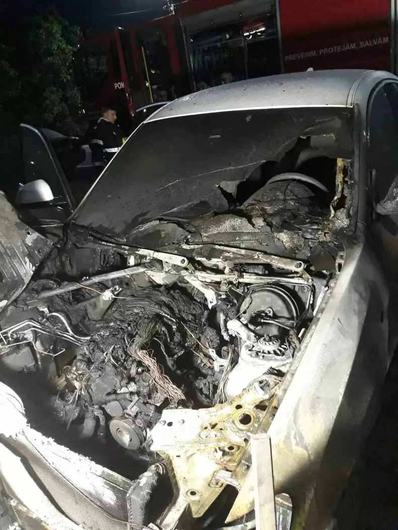 Mașina Georgetei Rus, fost consilier județean din Timiș, a luat foc (3)
