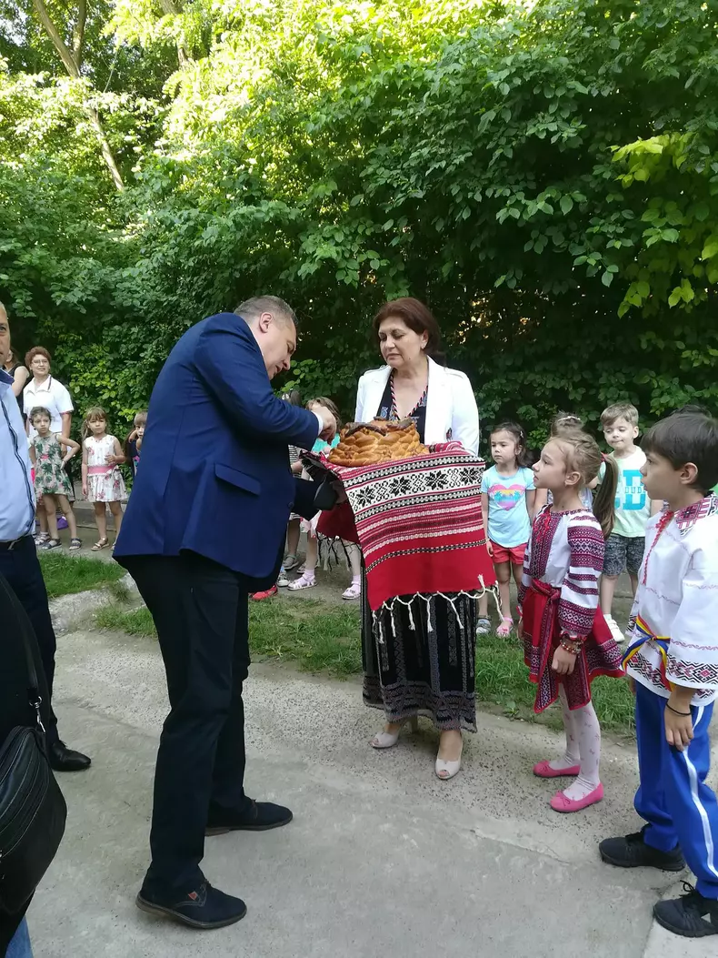 Primarul Tecuciului, Cătălin Hurdubae, a fost intampinat cu colac si sare