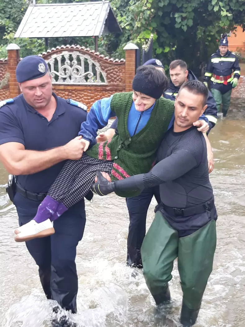 inundatii-babeni-valcea-jandarmerie (12)