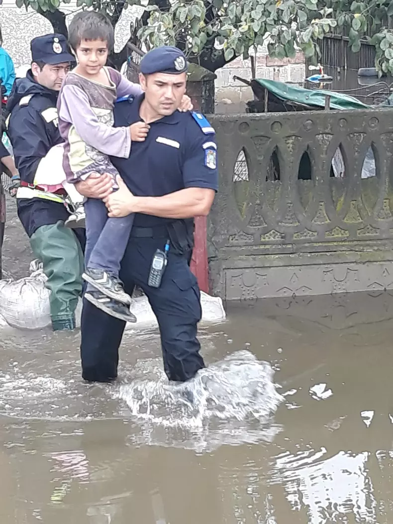 inundatii-babeni-valcea-jandarmerie (15)