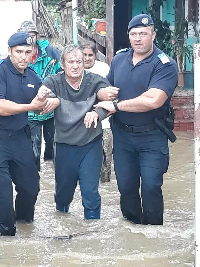 inundatii-babeni-valcea-jandarmerie (17)