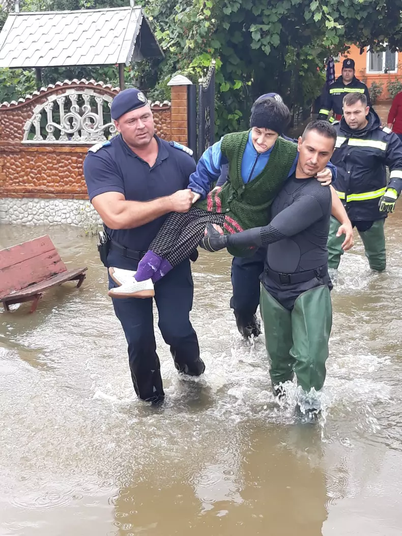 inundatii-babeni-valcea-jandarmerie (4)