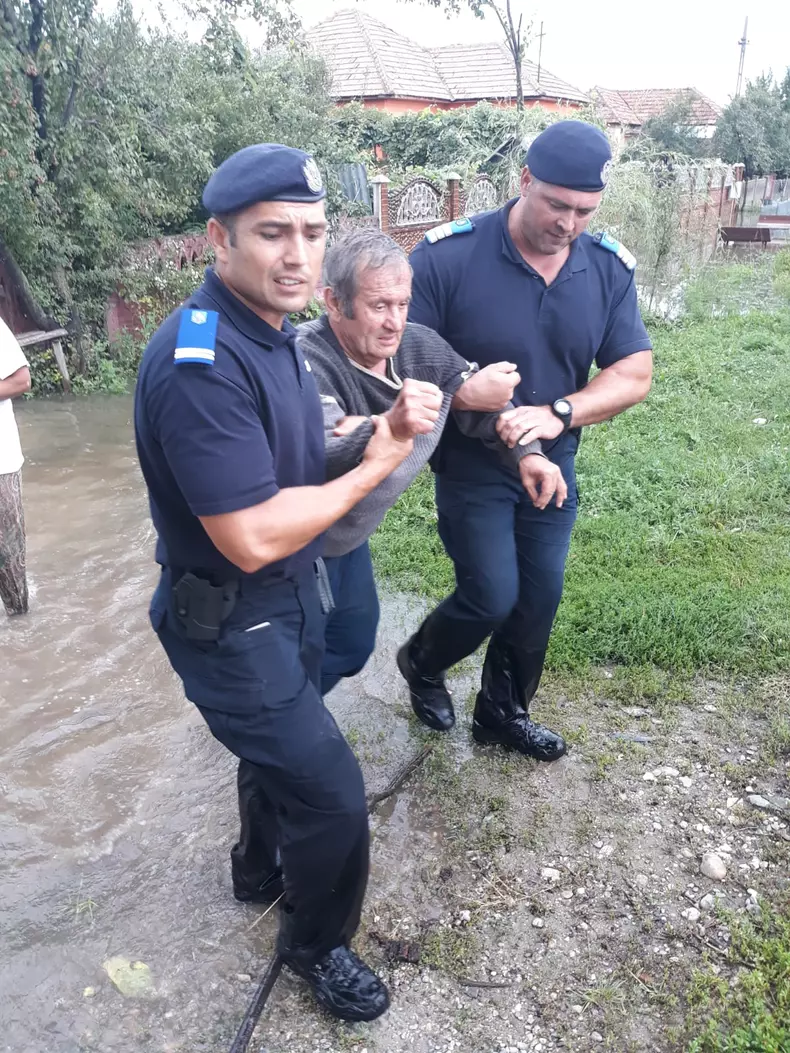 inundatii-babeni-valcea-jandarmerie (6)