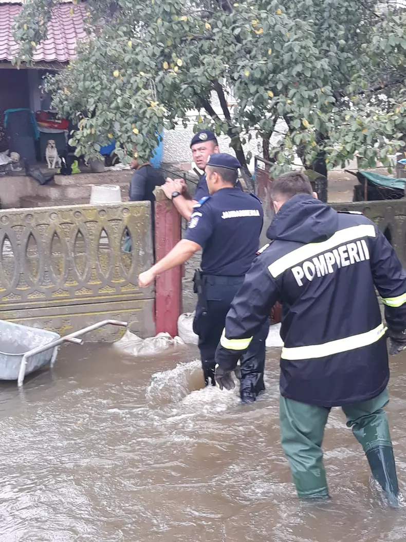 inundatii-babeni-valcea-jandarmerie (9)