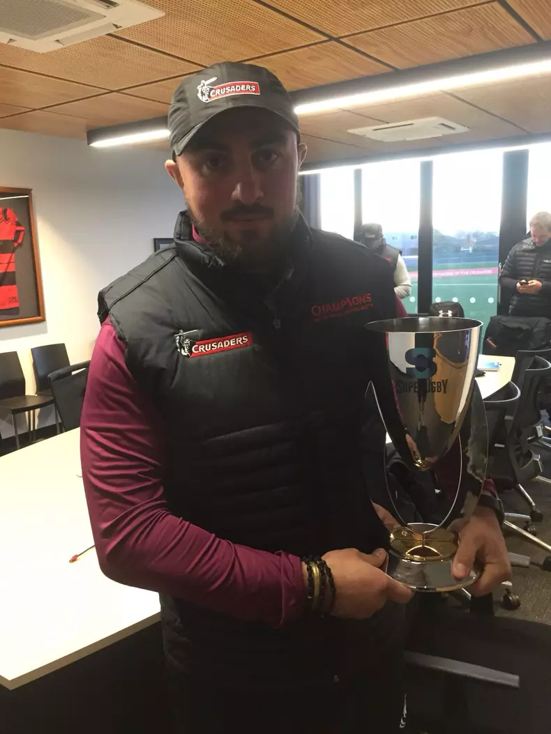 Lasha ridicand cupa castigata de Crusaders