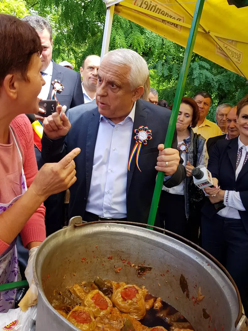 Petre Daea a înfulecat sarmale din oală, la ziua unei comune din Vaslui (5)