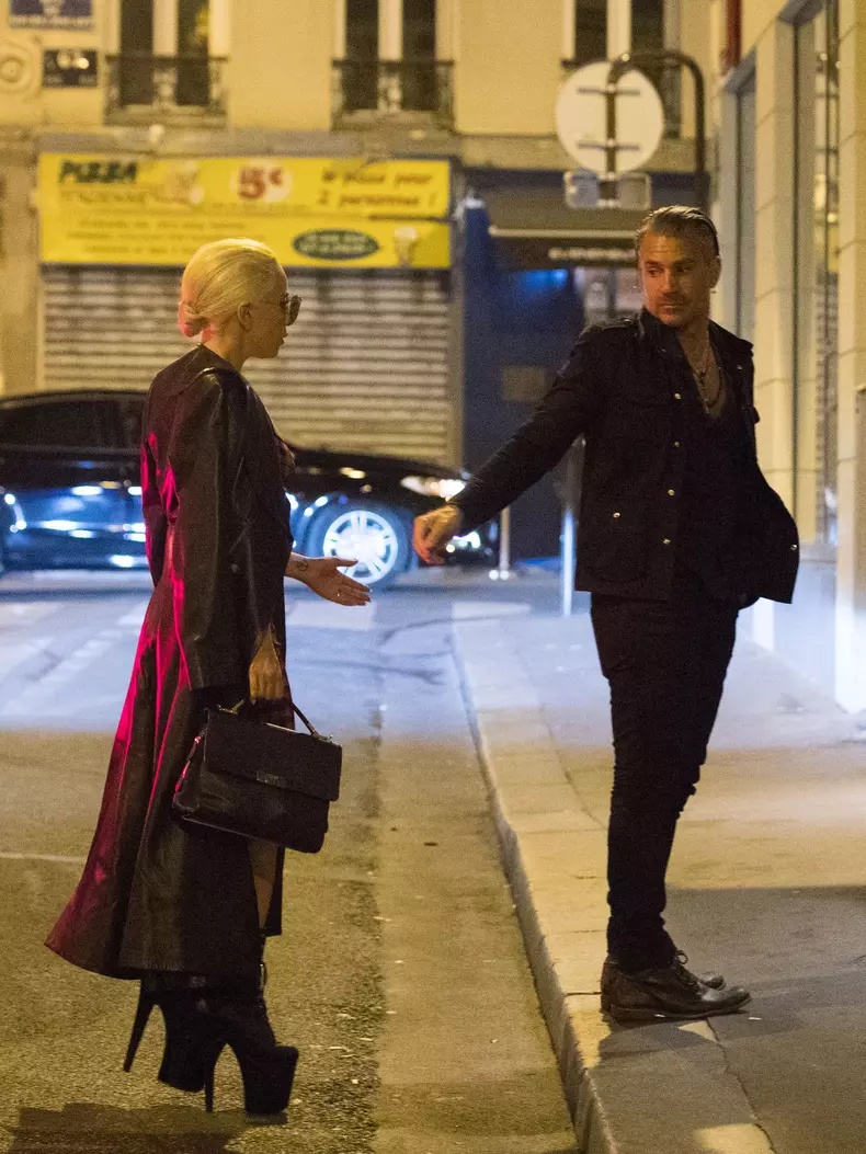 Exclusif - Lady Gaga et son compagnon Christian Carino sont allés dîner en amoureux au restaurant "Pétrelle" dans le quartier de Montmartre à Paris