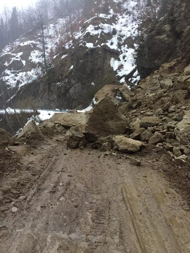 Drumul spre Schitul Pahomie din Vâlcea este blocat de o stâncă (2)