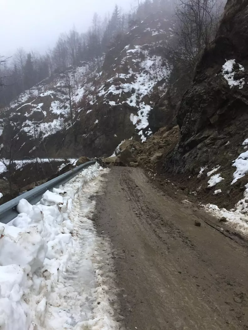 Drumul spre Schitul Pahomie din Vâlcea este blocat de o stâncă (3)