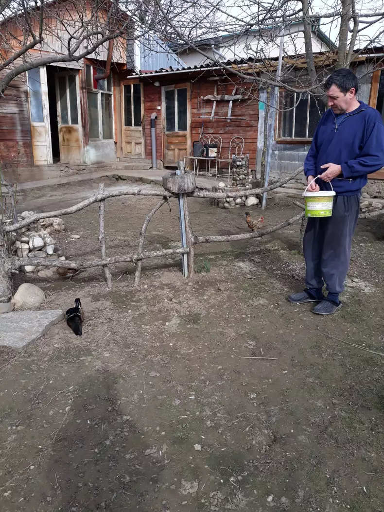 Aurel-Nicolae, în timp ce hrănește păsările