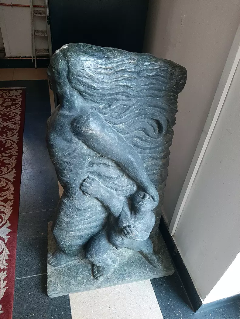 Sculptura de la intrarea muzeului Dudian