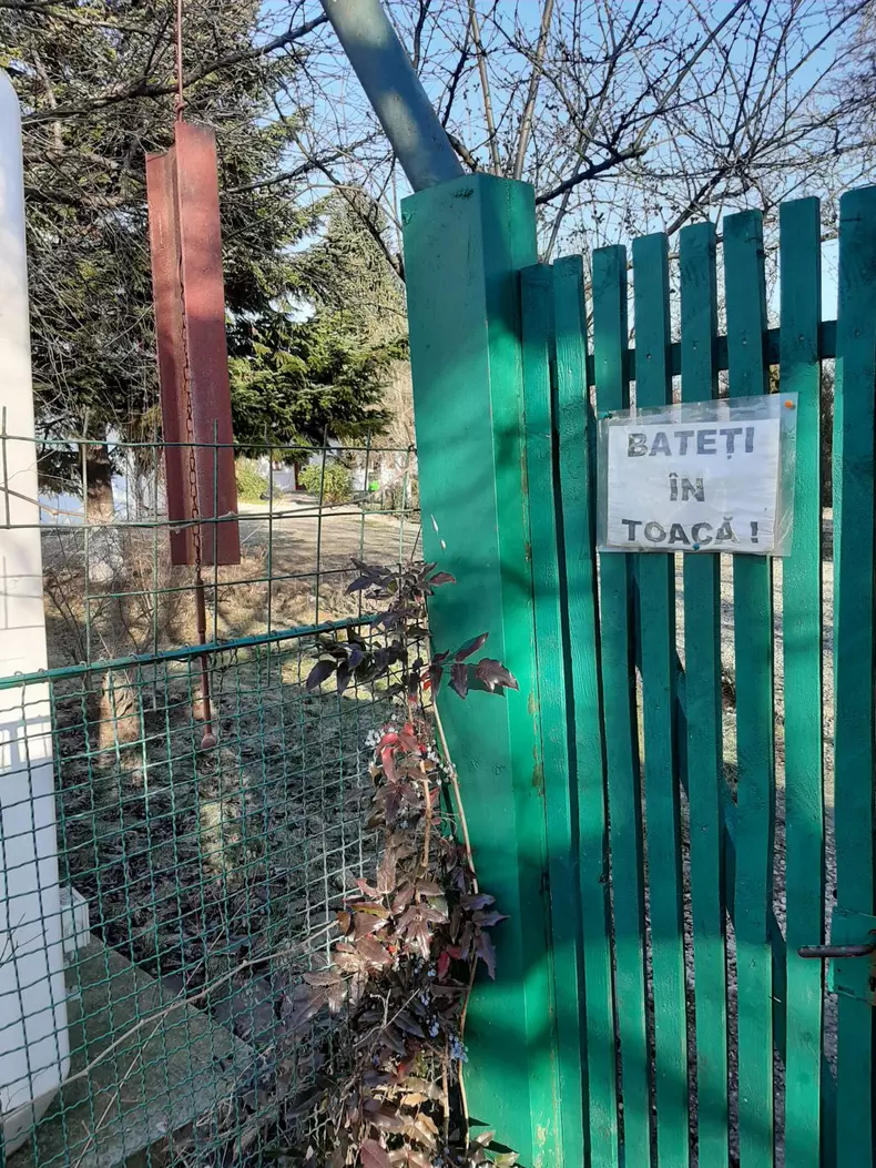 În loc de sonerie, e o toacă la intrare