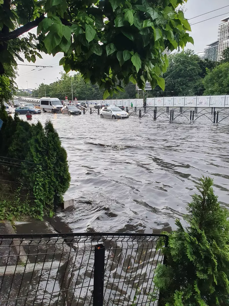 Inundație pe Calea Văcărești din Capitală, după ploaie