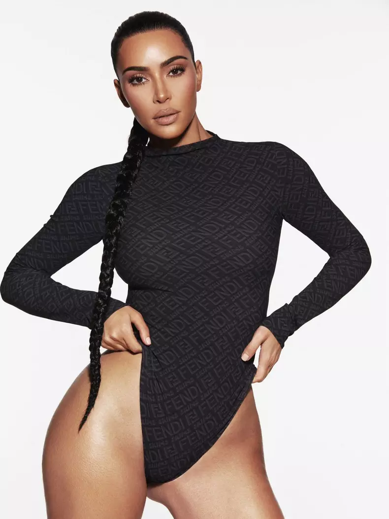 Les spéculations sur une collaboration entre Fendi et Skims ont été confirmées plus tôt cette semaine lorsque la marque de luxe italienne et la marque de lingerie et de sous-vêtements basée à Los Angeles ont publié les premières images
