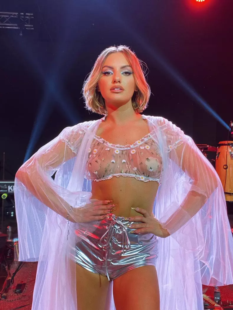 alexandra-stan-in-bluza-transparenta-8