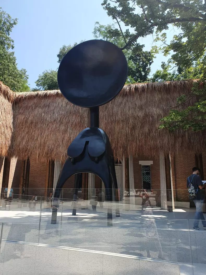 10sculptura-de-simone-leigh-prima-femeie-de-culoare-care-a-castigat-leul-de-aur-la-bienala-de-arta-de-la-venetia