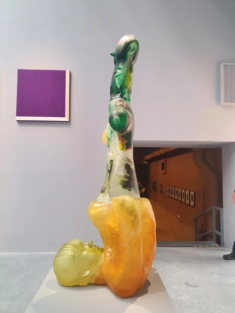 11sculpturile-artistei-andra-ursuta-care-folosesti-gipsuri-dupa-parti-din-propriul-corp-pentru-a-crea-personaje-hibride