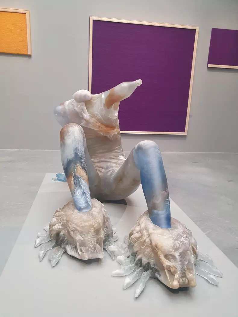 12sculpturile-artistei-andra-ursuta-care-folosesti-gipsuri-dupa-parti-din-propriul-corp-pentru-a-crea-personaje-hibride