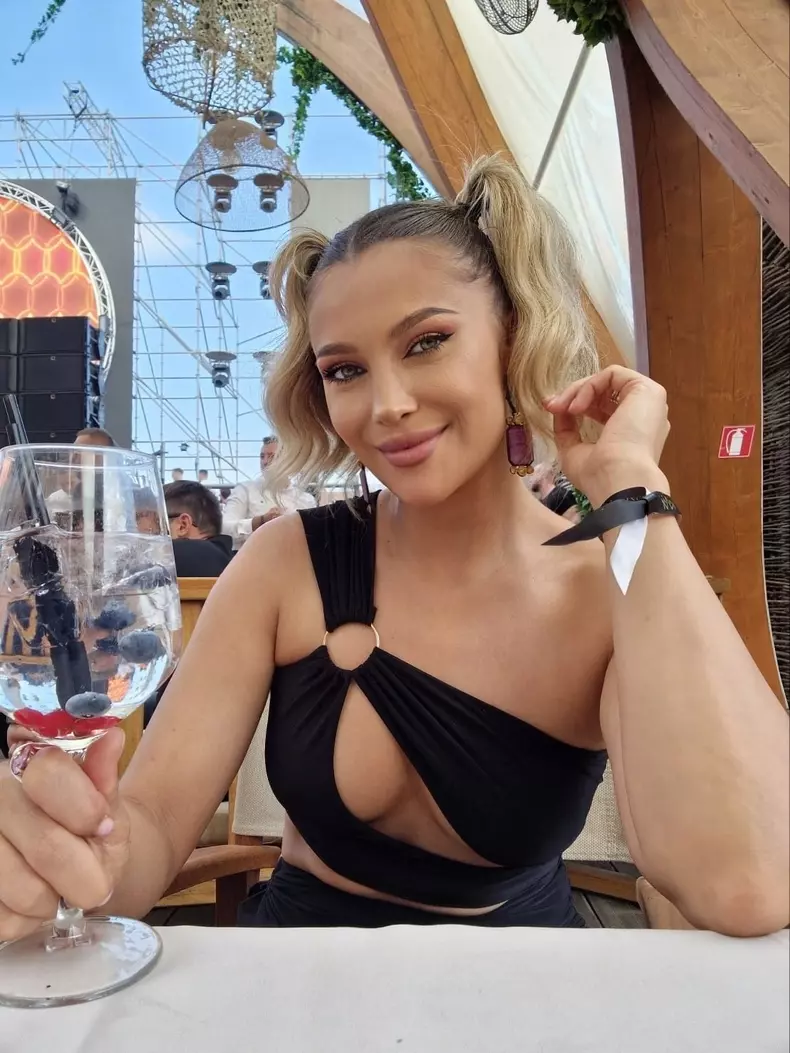 lora-sexy-critici-fani-4