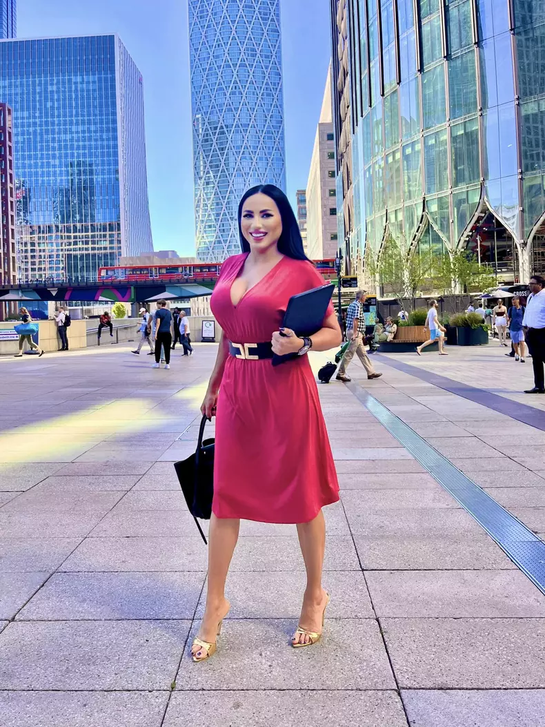 rocsana marcu agent imobiliar anglia 6