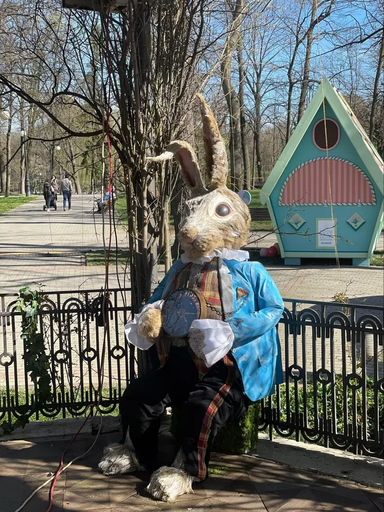 Fiecare iepure a costat 3.150 de euro. Au fost achiziționate 3 bucăți.