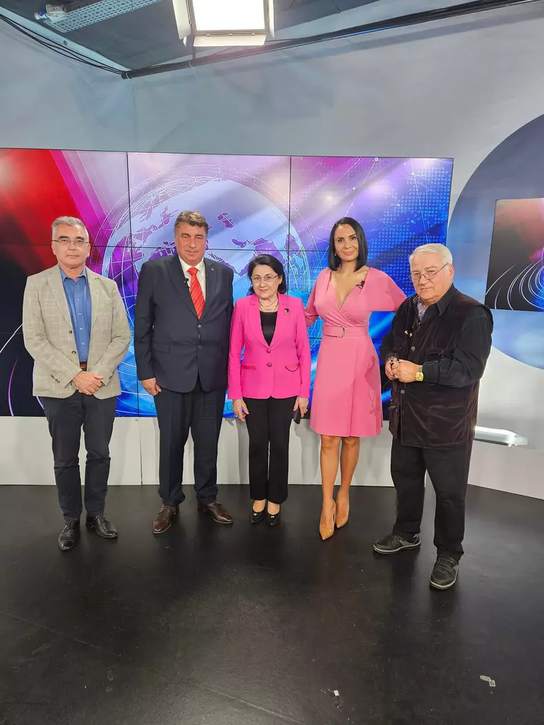Alexandra Păcuraru alături de echipa emisiunii Caravana România Suvernă pe platoul Realitatea TV Foto Facebook Alexandra Păcuraru
