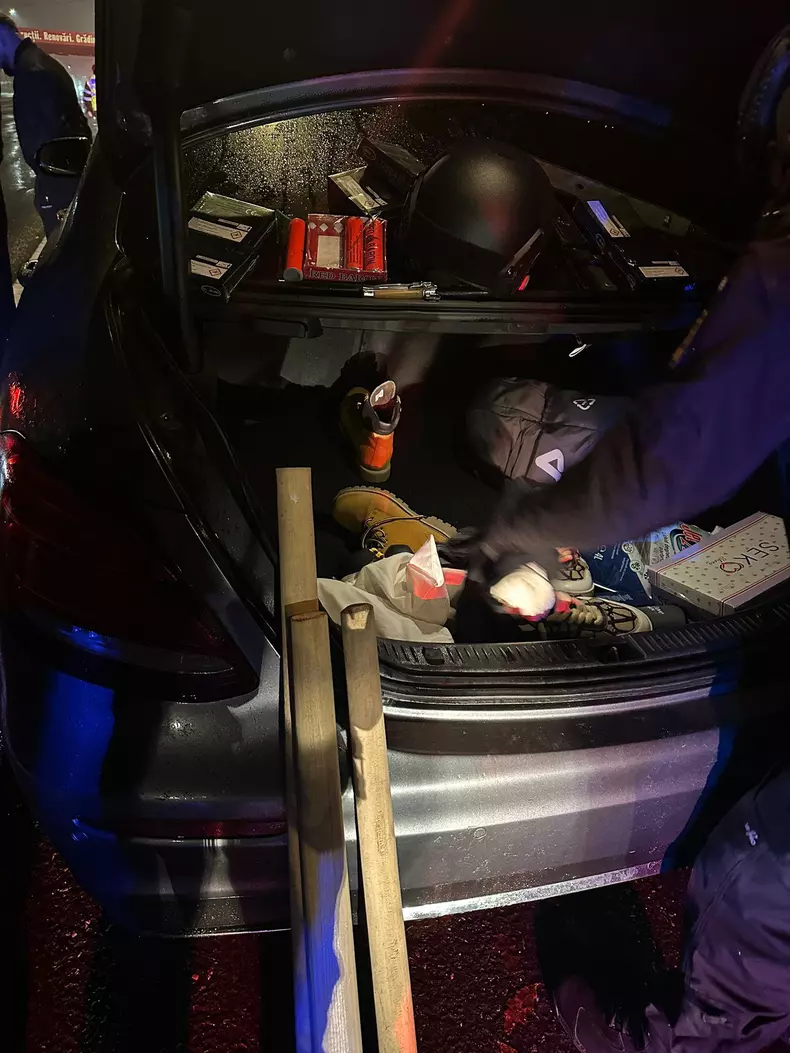 arme găsite în urma perchezițiilor mașinilor apropiaților lui Horațiu Potra - Imagini Amator (19)