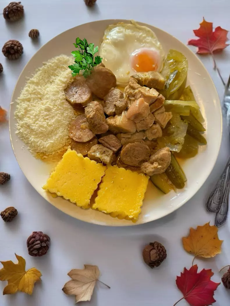 Mâncare tradițională restaurant Carpatina Foto Facebook Carpatina Restaurant 5