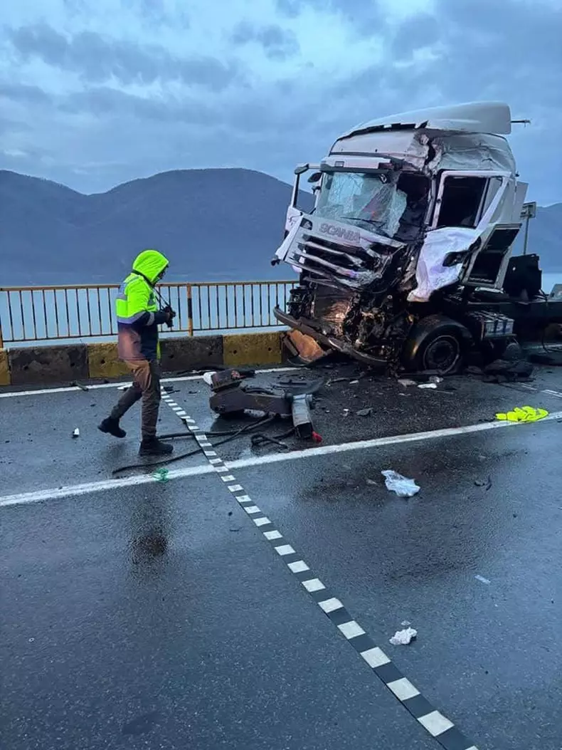 accident-tir-autotren-padina-baii1