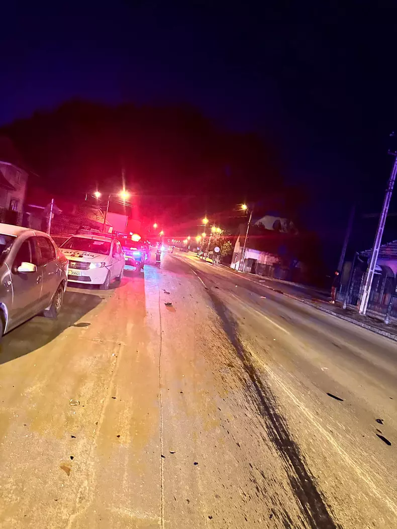 Mașini de Poliție aflate la locul unui accident mortal petrecut la Câmpia Turzii, unde o mamă a doi copii a fost ucisă de un șofer de 19 ani.  Foto Facebook/ABC News România