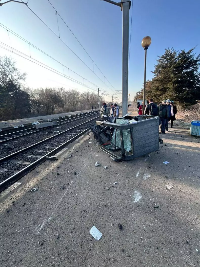 Un tren a lovit un buldoexcavator