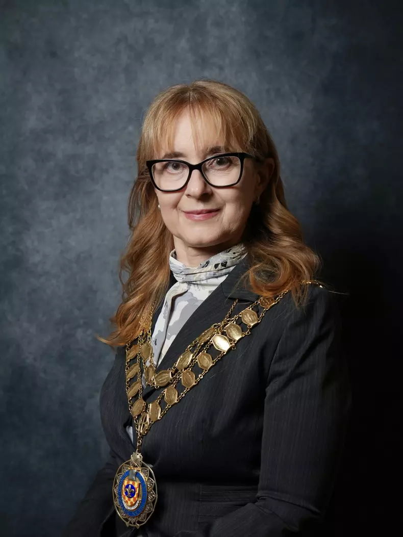 alisa-russel-romanca-primar-marea-britanie