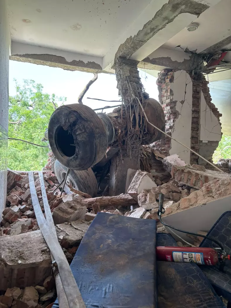 bucata-avion-air-india-prabusit