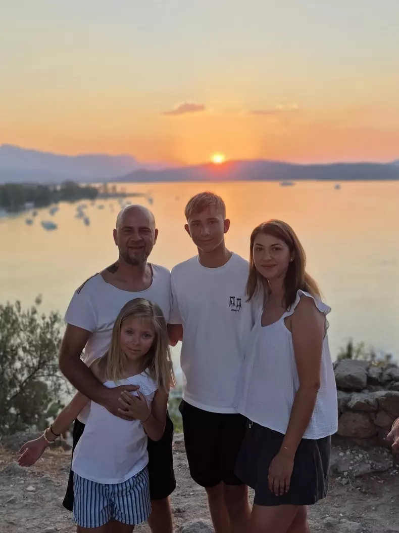 Cosmin Selesi si familia in vacanta
