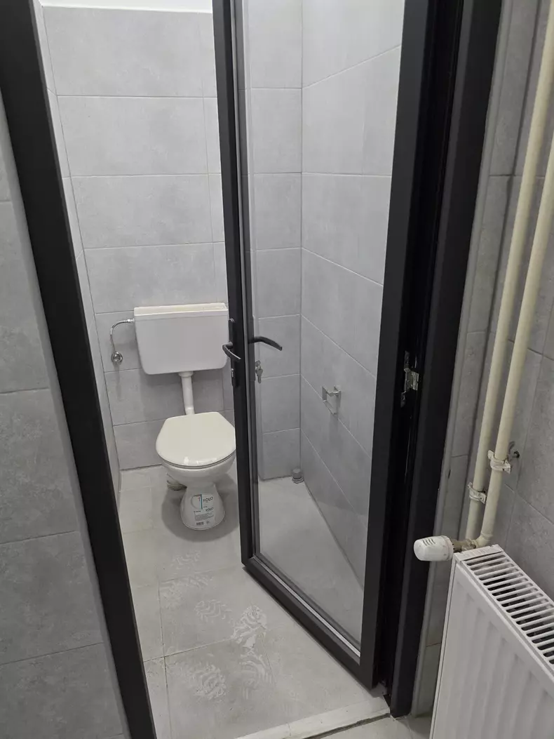 Toaleta are uși transparente. Foto Bit24