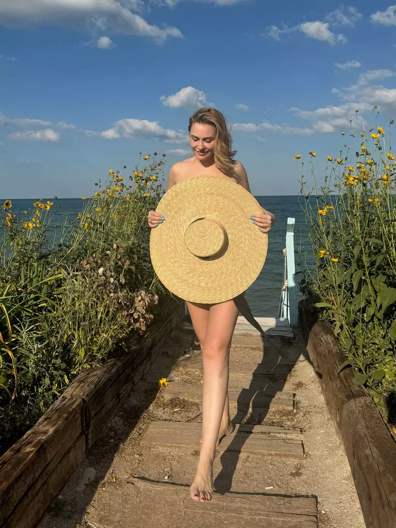 adina buzatu in costum de baie 2