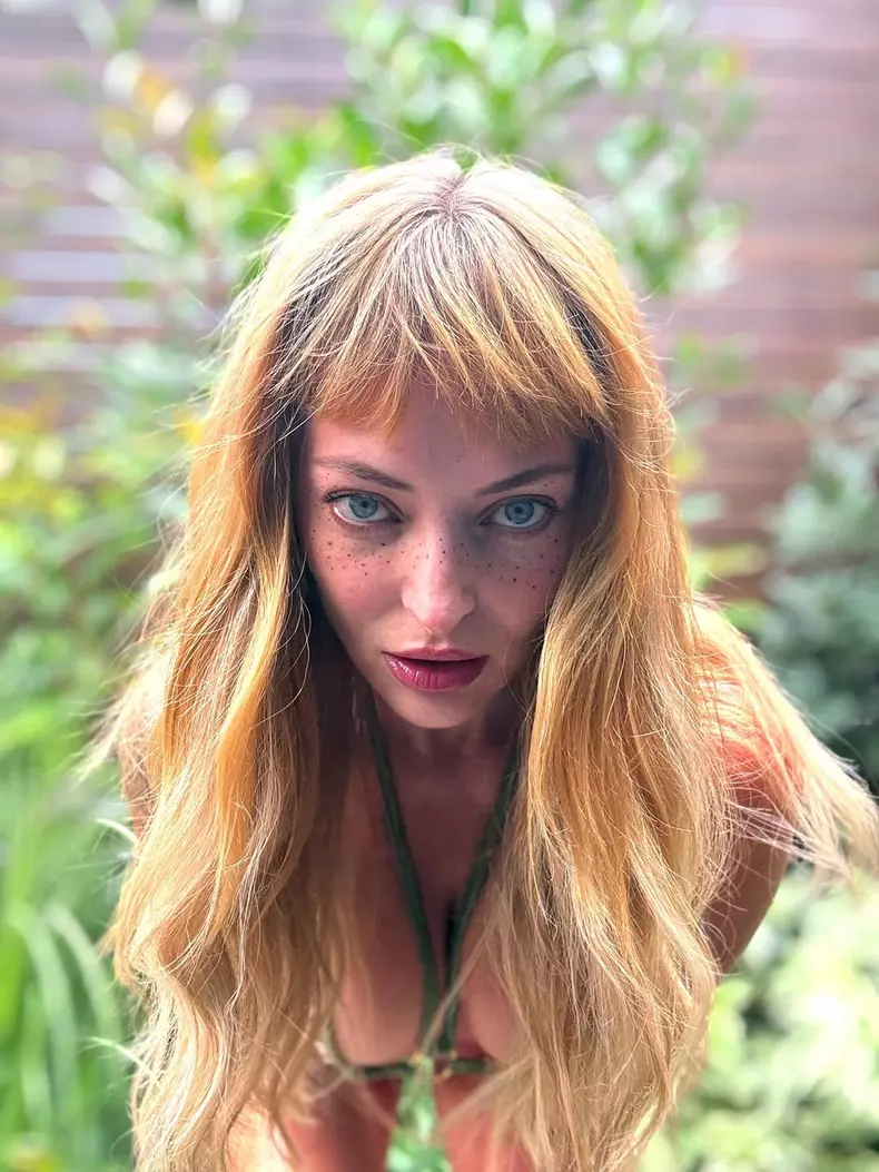 Delia Matache în costum de baie (6)