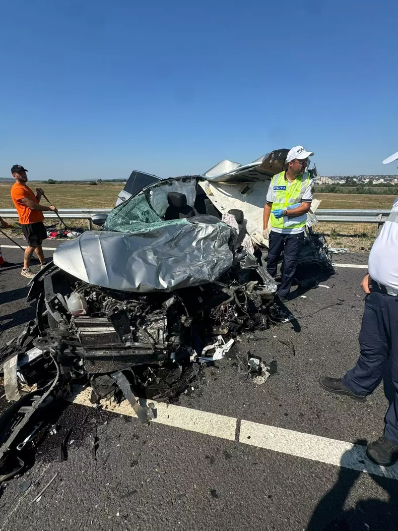 masina de teren strivita de TIR la Barlad (1)