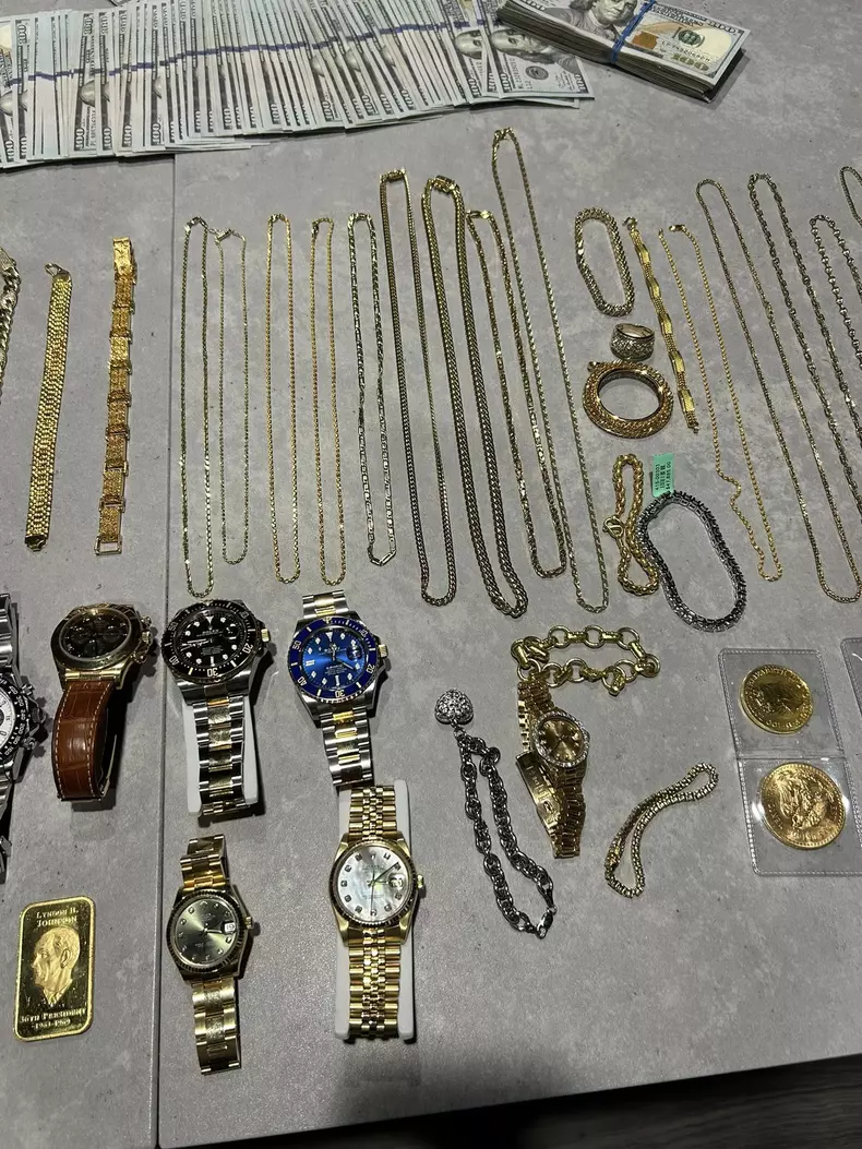 O parte din prada găsită asupra românului, în SUA. Foto Facebook