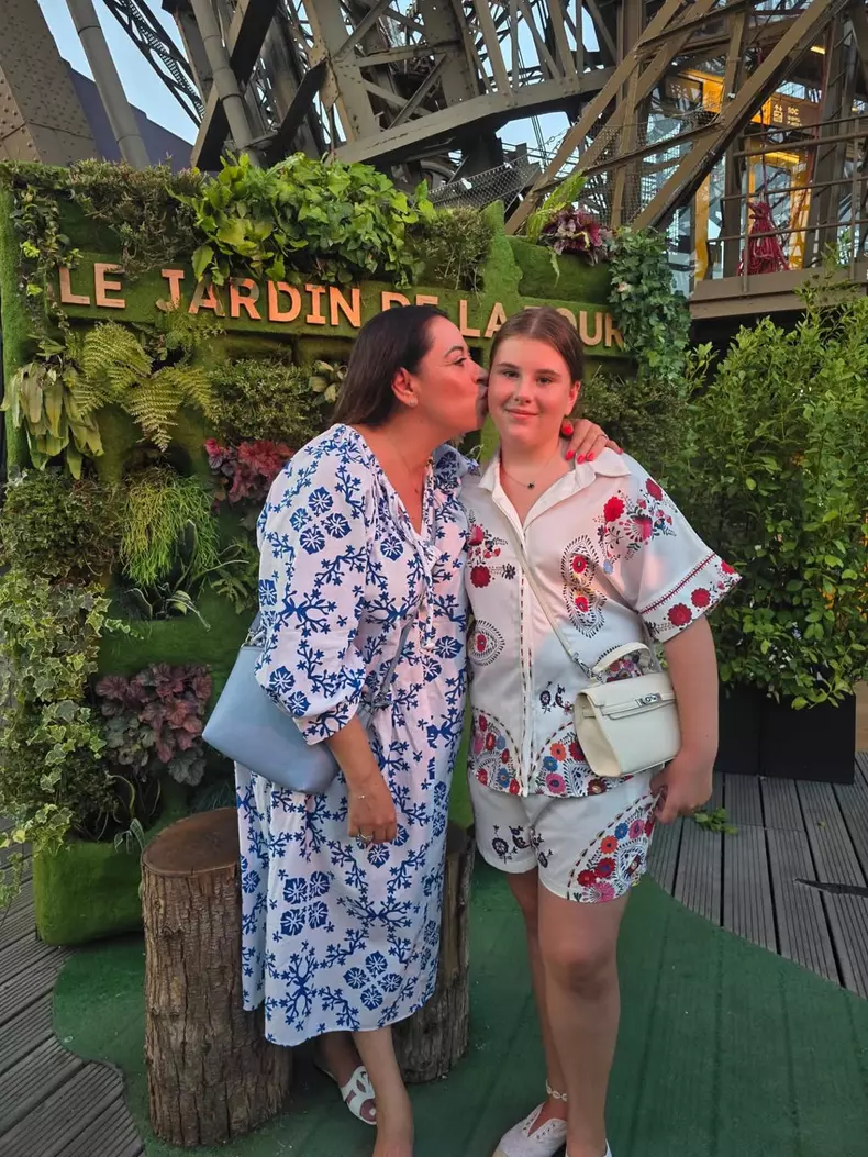 oana roman isabela fiica ei isa fata vacanta paris franta (5)